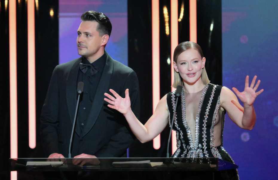 Актриса Юлия Пересильд и актер Милош Бикович ведут XXIV церемонию вручения Национальной премии в области кинематографии «Золотой орел» в Москве