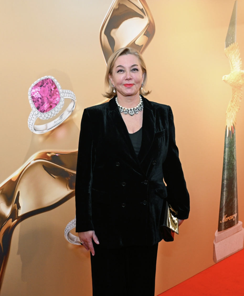 Телеведущая Арина Шарапова перед началом XXIV церемонии вручения Национальной премии в области кинематографии «Золотой орел» в Москве