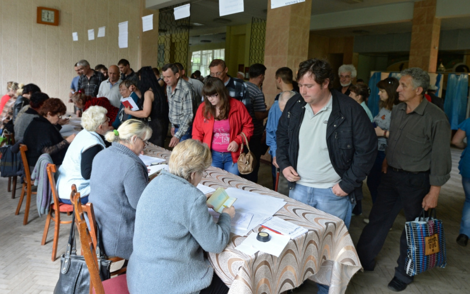 Очередь горожан на одном из избирательных участков Славянска в день голосования на референдуме о статусе самопровозглашенной Донецкой народной республики