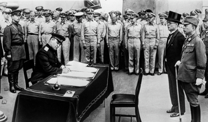 Подписание Акта о капитуляции Японии на борту линкора «Миссури» в Токийской бухте (2 сентября 1945 г.)