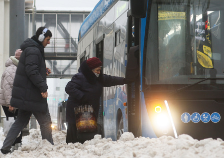 Жителям Подмосковья пришлось стоять в очереди на автобус 40 минут