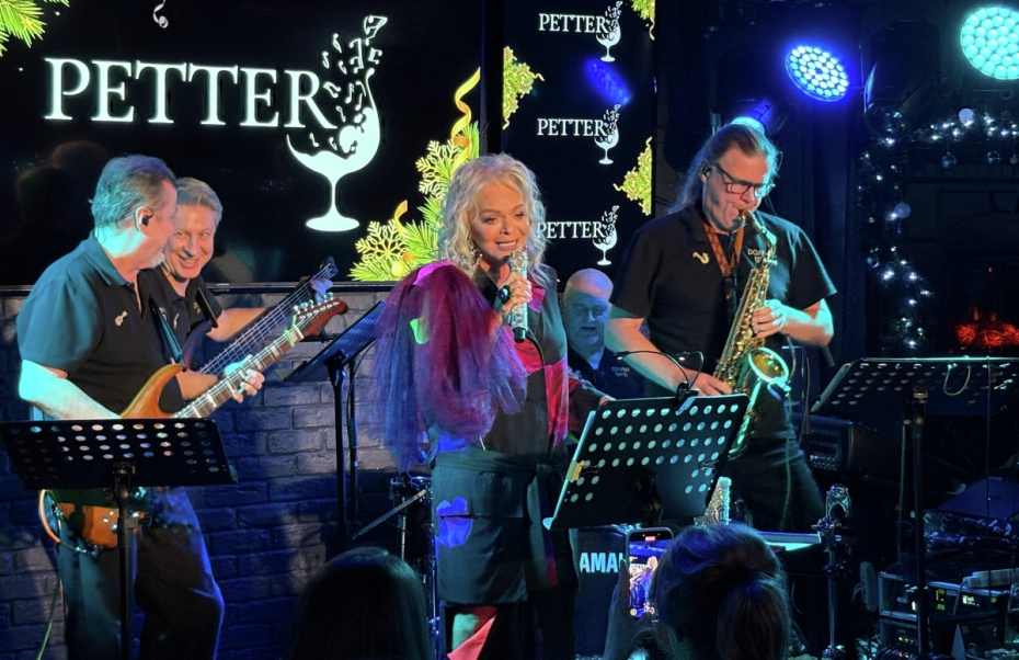 Лариса Долина выступает на концерте в музыкальном баре Petter в Москве