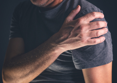 Обычная боль в плече у мужчины оказалась следствием страшной болезни