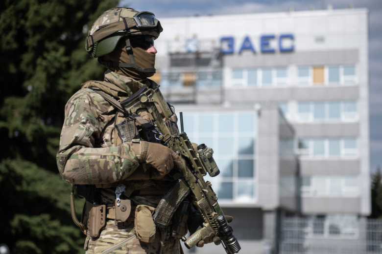 Военнослужащий ВС РФ на территории Запорожской АЭС в Энергодаре, 2022 год
