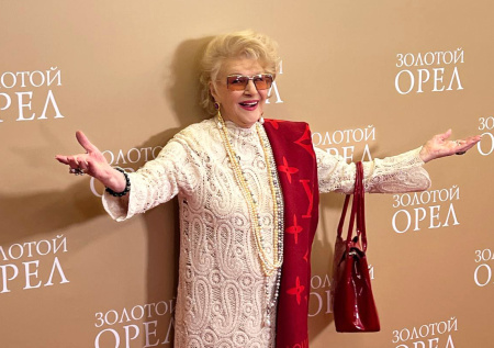 «Мама гардемаринов» блеснула в ярком образе на красной дорожке