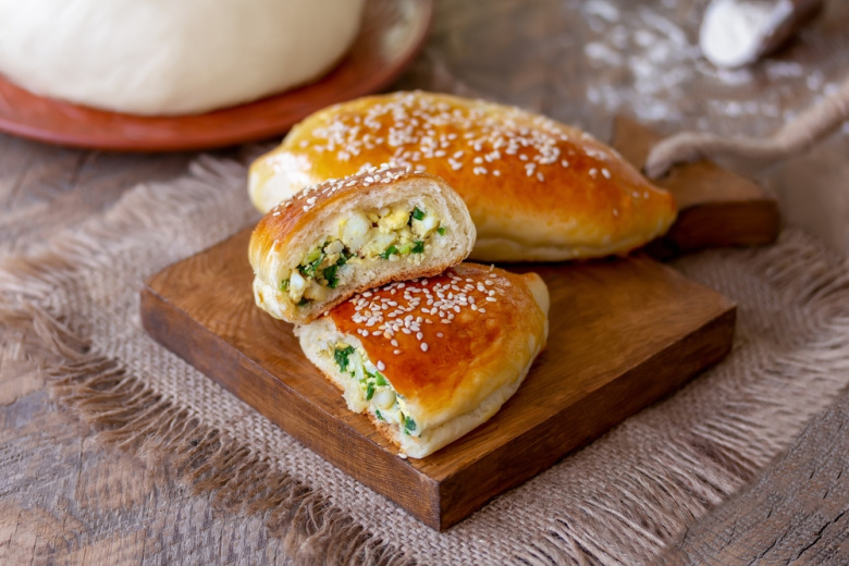 Самые вкусные пирожки с яйцом и луком: рецепт