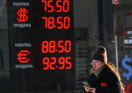 Промышленный эксперт раскрыл причины падения курса доллара