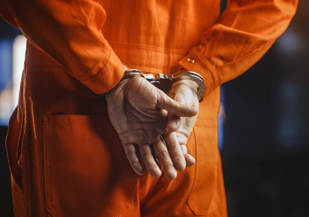 Вооруженного камнем бездомного после ограбления ресторана нашли за мусоркой