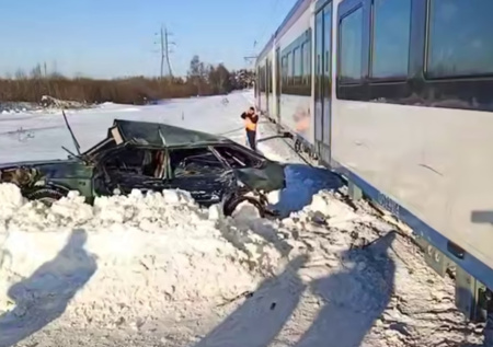 В Подмосковье произошло столкновение электропоезда с машиной