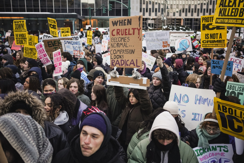 Протестующий держит плакат с надписью «Когда жестокость становится нормой, сострадание выглядит радикальным» во время общенациональной забастовки