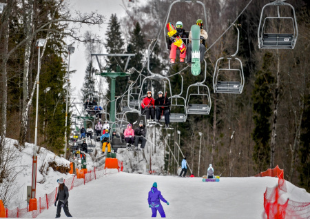 Полсотни отдыхающих застряли на горнолыжном подъемнике в мороз