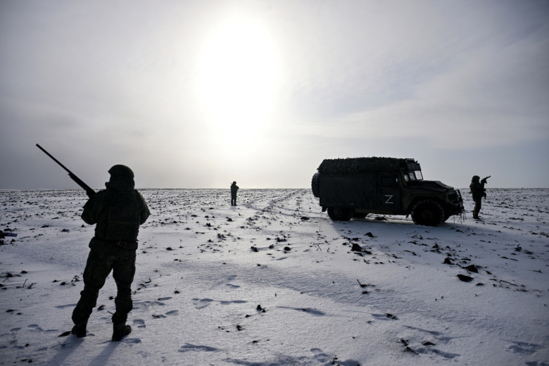 Группа огневого прикрытия, охраняющая машину от дронов