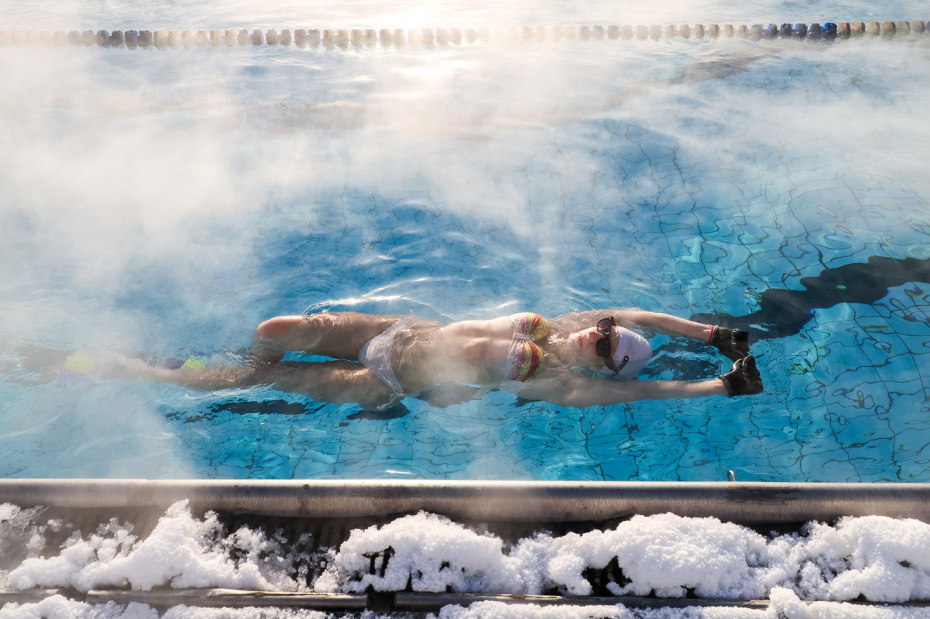 Посетители бассейна «Чайка» во время морозов