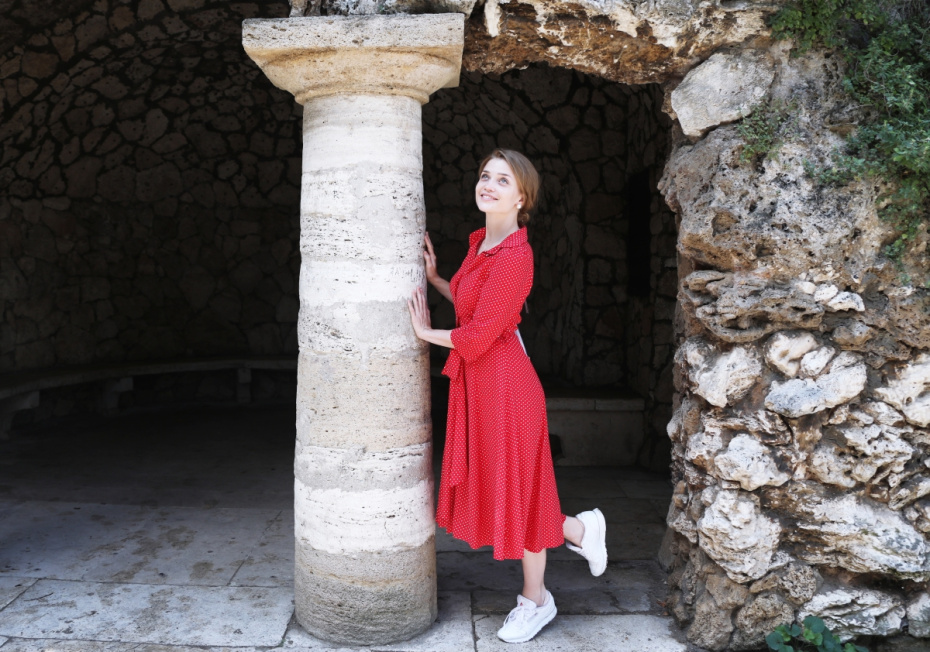 Алина Ланина в Гроте Дианы во время обзорной экскурсии по городу Пятигорску в рамках кинофестиваля «Хрустальный ИсточникЪ»