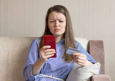 Мошенники придумали новую схему с запугиванием и блокировкой счета