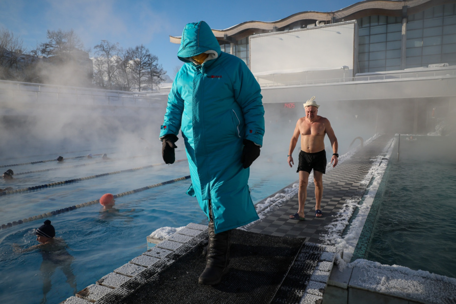 Отдых в бассейне «Чайка» под открытым небом при минусовой температуре