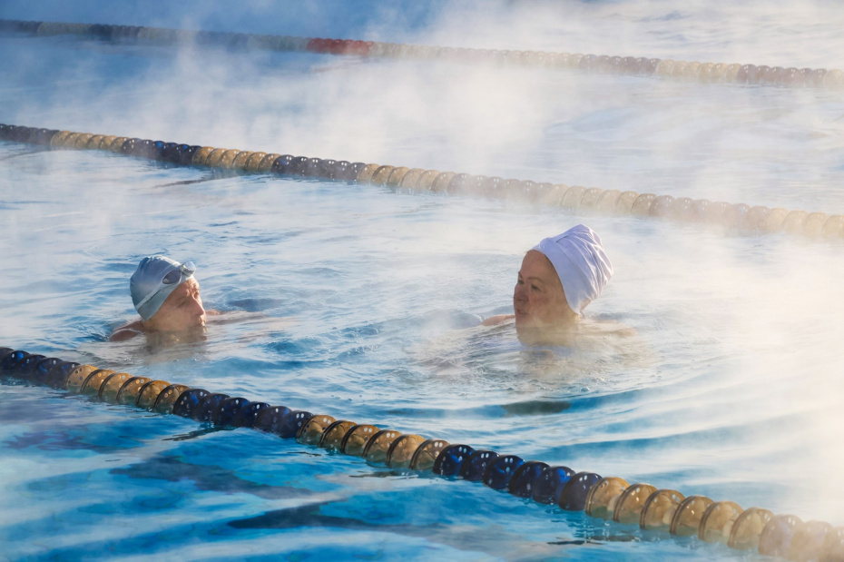 Отдых в бассейне «Чайка» под открытым небом при минусовой температуре