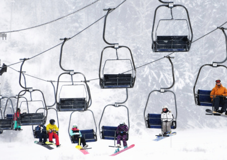 Застрявшие на подъемнике в Подмосковье лыжники прыгали в снег