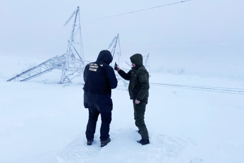 Сотрудники СК РФ у обрушенной опоры линии электропередач в Мурманске