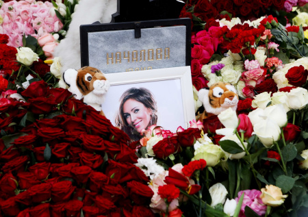 Родители Юлии Началовой навестили могилу дочери в день ее 45-летия