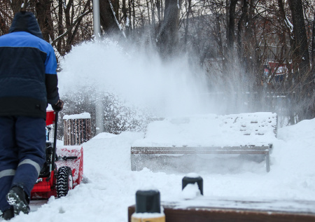 Россиянам рассказали, кому жаловаться на плохую уборку снега во дворах