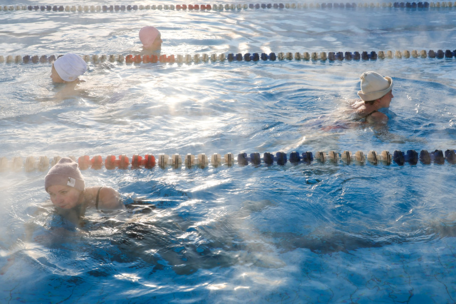 Отдых в бассейне «Чайка» под открытым небом при минусовой температуре