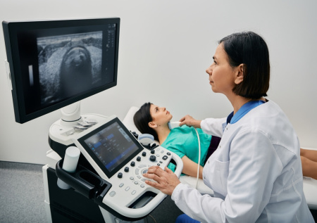 Онколог перечислил обследования, которые важно проходить после 40 лет