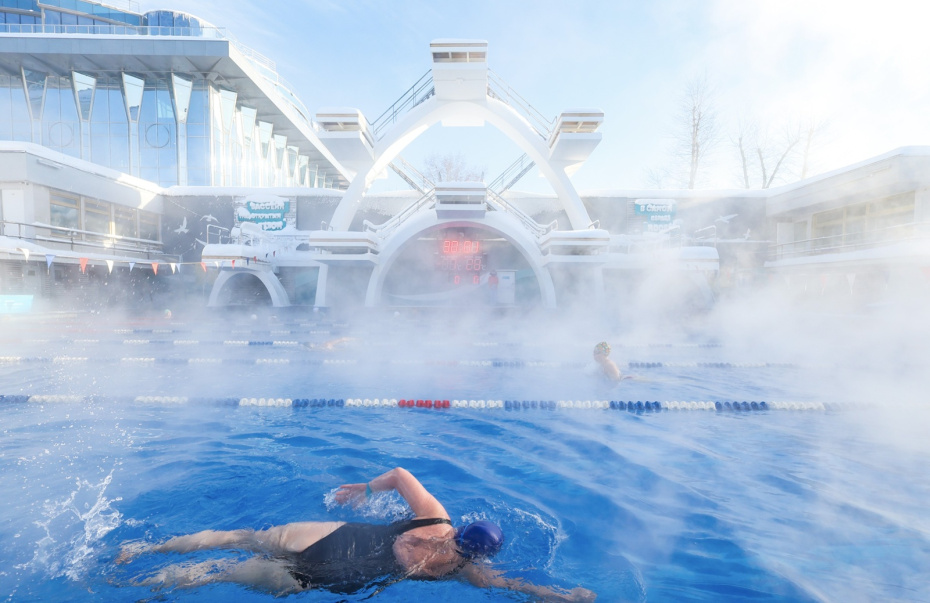Посетители бассейна «Чайка» во время морозов