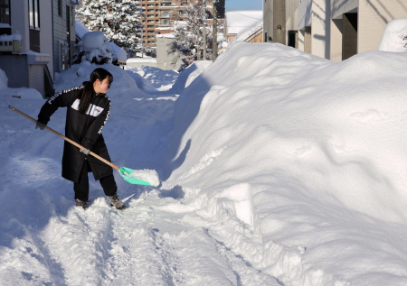 Сильнейшие снегопады в Японии унесли жизни почти 30 человек