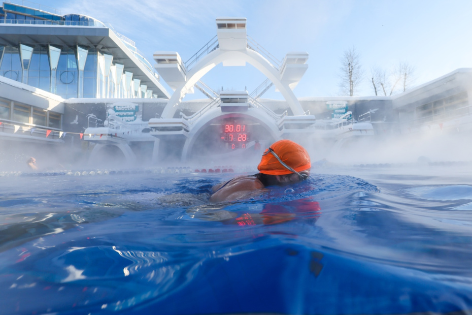 Отдых в бассейне «Чайка» под открытым небом при минусовой температуре