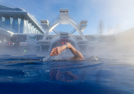 Отдых под открытым небом: яркие кадры из бассейна «Чайка» в центре Москвы