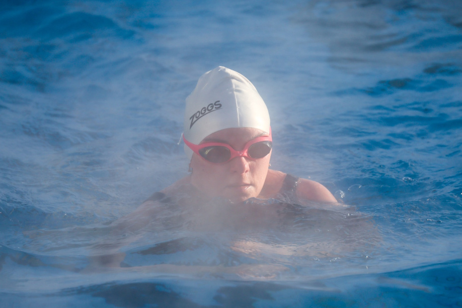 Люди отдыхают в открытом бассейне «Чайка» в морозную погоду