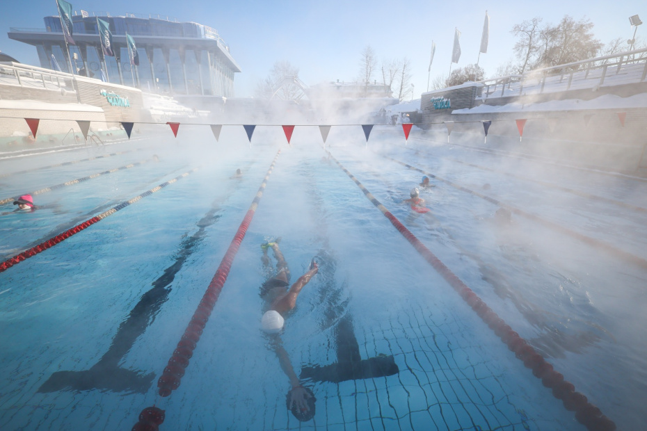 Люди отдыхают в открытом бассейне «Чайка» в морозную погоду