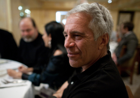 Новые документы по делу Эпштейна: в чем обвинили Трампа, что известно