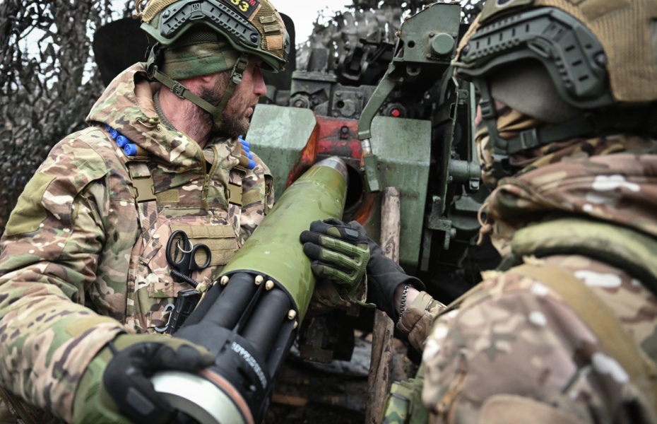 Военнослужащие расчета самоходной артиллерийской установки (САУ) «Мста-С»