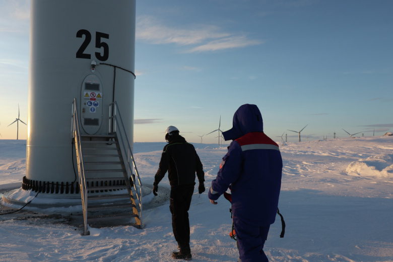 Рабочие у одного из ветрогенераторов Кольской ветроэлектростанции (ВЭС) в Кольском районе Мурманской области