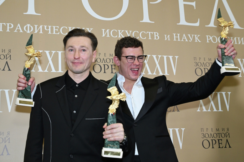 Лауреаты XXIV Национальной премии в области кинематографии «Золотой орел» в номинации «Лучшая мужская роль в кино» актеры фильма «Август» Сергей Безруков (слева) и Никита Кологривый на фотосессии после церемонии награждения