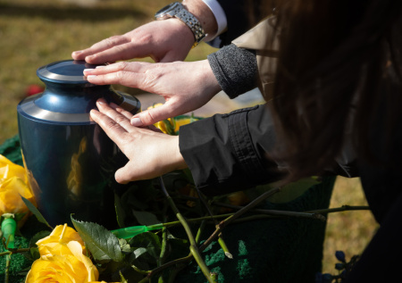 В РПЦ объяснили, можно ли развеивать прах усопшего