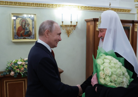 Путин подарил патриарху Кириллу букет белых роз