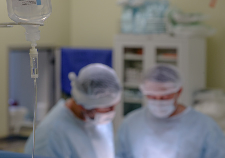 Россиянам объяснили, почему «ложиться под нож» за границей опасно