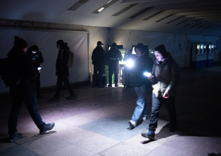 Украинцы взяли коммунальщика в «заложники» на фоне блэкаута