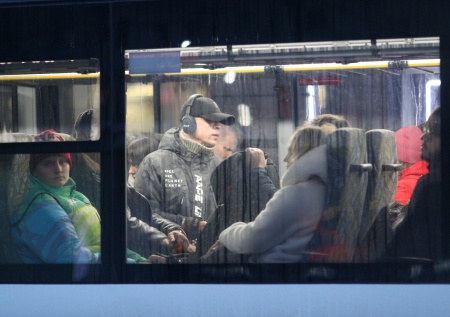 Битва беременной девушки и пенсионера за место в автобусе попала на видео