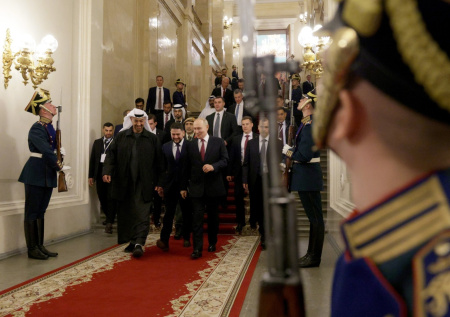 Президент ОАЭ весь визит в Москву провел в подарке Путина