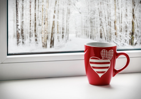 Холод от окна уйдет за полчаса: простой домашний способ утеплить подоконник и забыть о сквозняке даже в сильные морозы