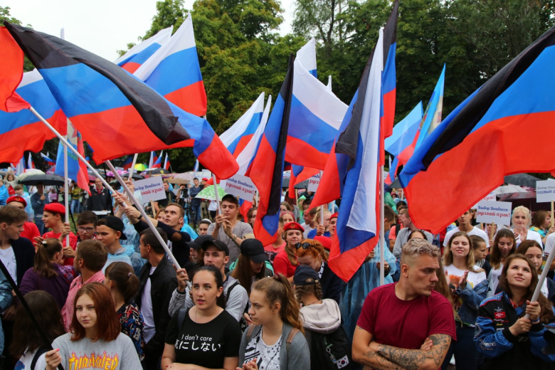 Участники общественной акции «Выбор Донбасса» у здания Донецкой городской администрации