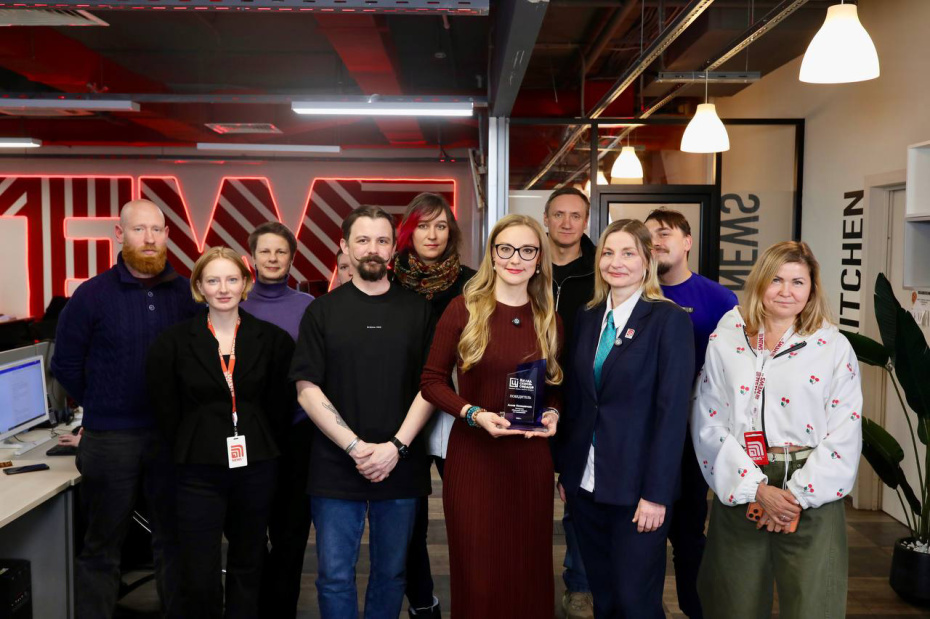 Победительница конкурса Анна Книшенко (в центре) и редакция NEWS.ru