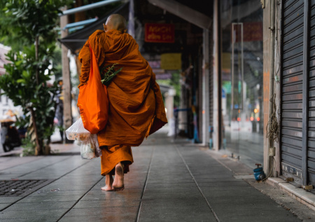 Похотливый 70-летний монах потрогал прихожанку за грудь во время церемонии