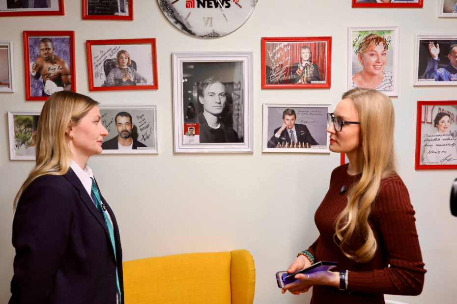 Анна Книшенко (спава) и главный редактор NEWS.ru Ольга Сабурова