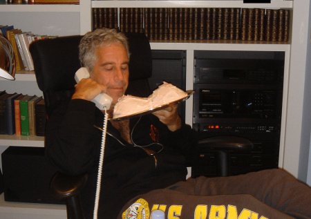 Минюст слил десятки фото девушек без одежды по делу Эпштейна: что известно