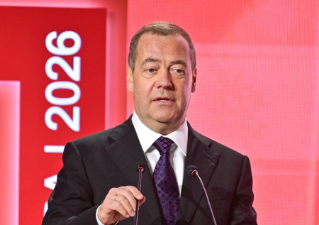 «Кормовая база»: Медведев о роли Британии в поддержке нацистов на Украине